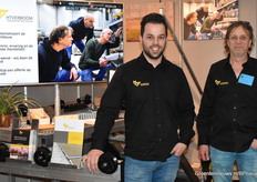 Milan Formsma samen met Herman Verboom van HT Verboom. Ze schoven iedereen een heerlijke plak cake toe terwijl ze vertelde over hun bedrijf.